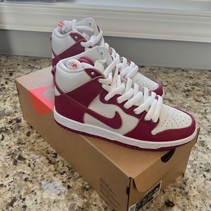 NWT * Nike SB Dunk High Pro Sweet Beet & White Size 4.5